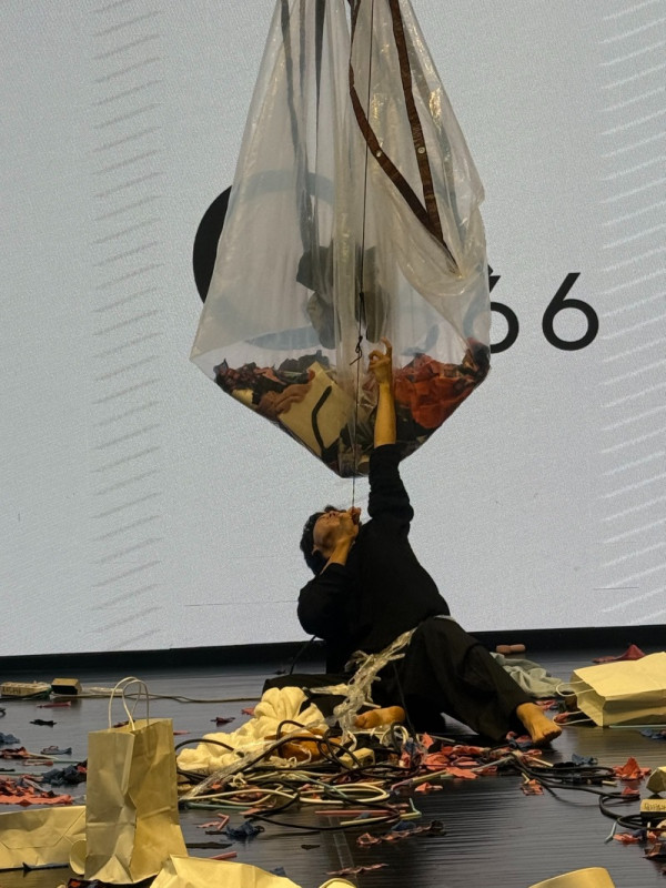 지구오염의 심각성을 표현하고 있는 중국상하이 48시간 연극제 개막식에 대경대연기예술과.jpg